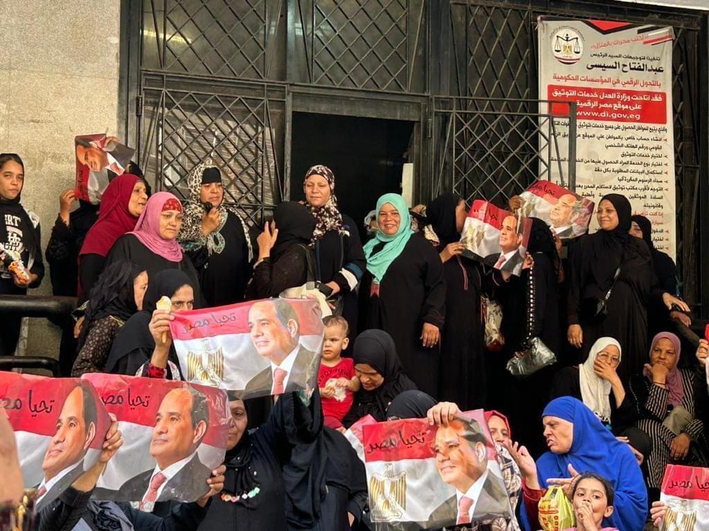 توافد العشرات أمام الشهر العقاري بالدقي لعمل توكيلات للرئيس السيسي