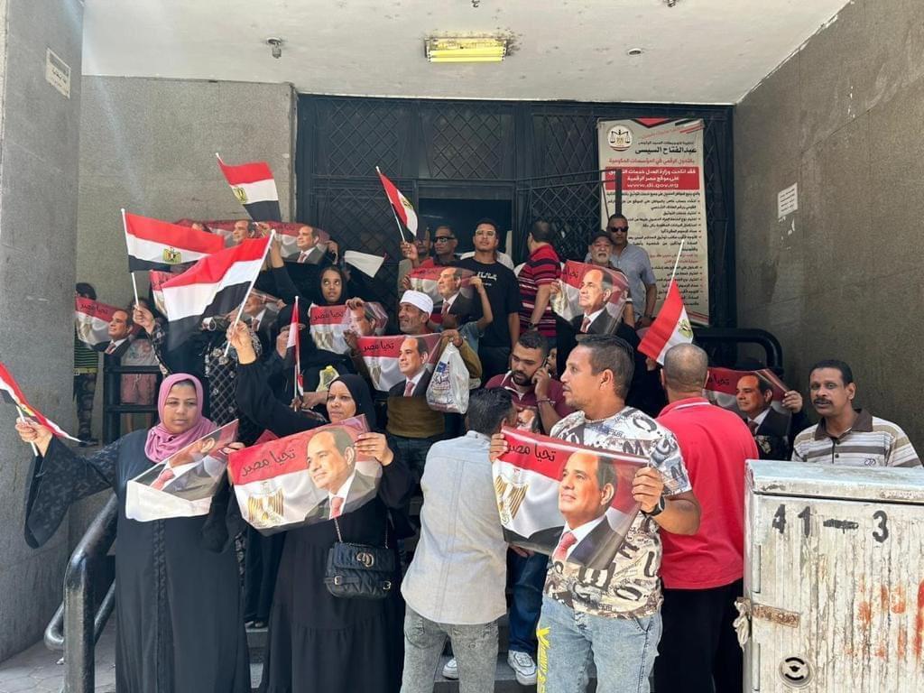 توافد العشرات أمام الشهر العقاري بالدقي لعمل توكيلات للرئيس السيسي