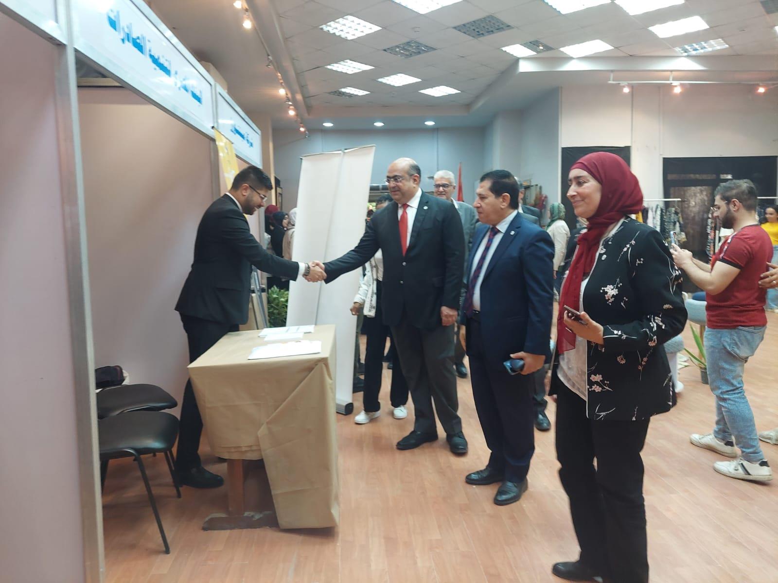 جميع مستلزمات المؤتمر العلمي الدولي السابع تم تصنيعها بأيدي أساتذة وطلاب جامعة حلوان