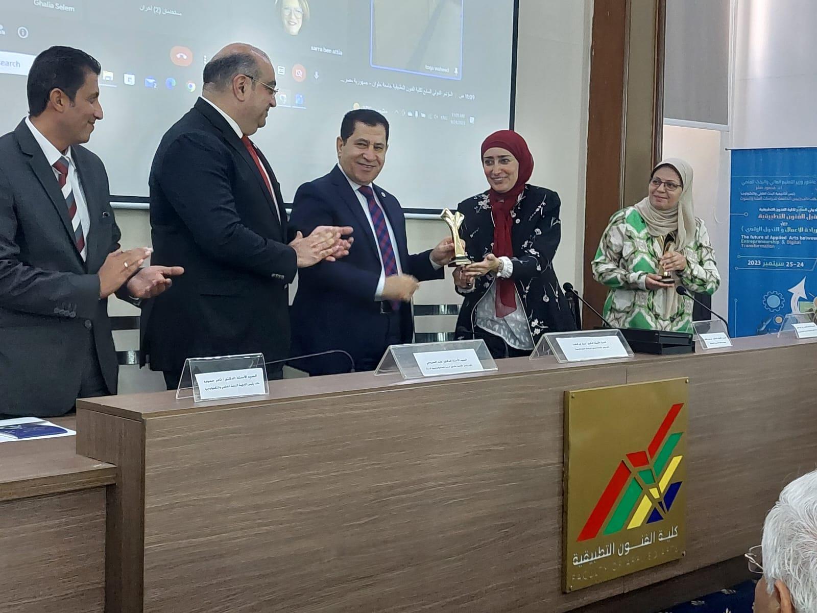جميع مستلزمات المؤتمر العلمي الدولي السابع تم تصنيعها بأيدي أساتذة وطلاب جامعة حلوان