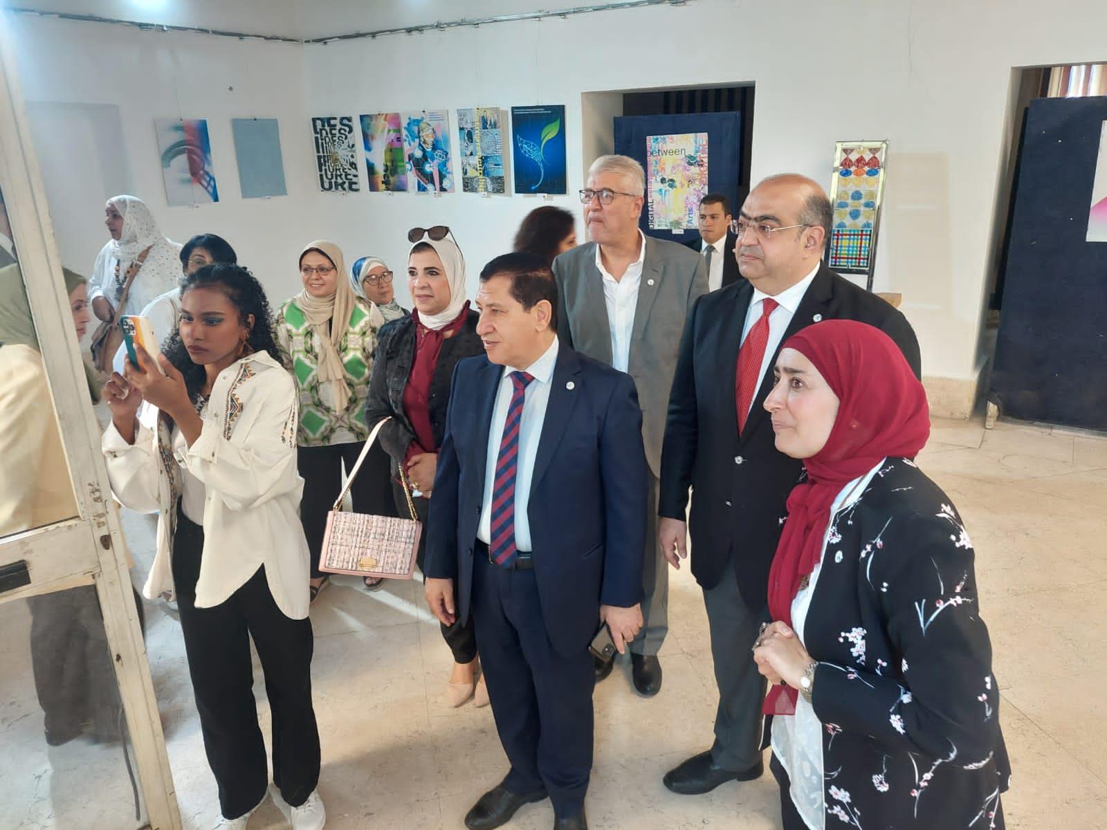 جميع مستلزمات المؤتمر العلمي الدولي السابع تم تصنيعها بأيدي أساتذة وطلاب جامعة حلوان