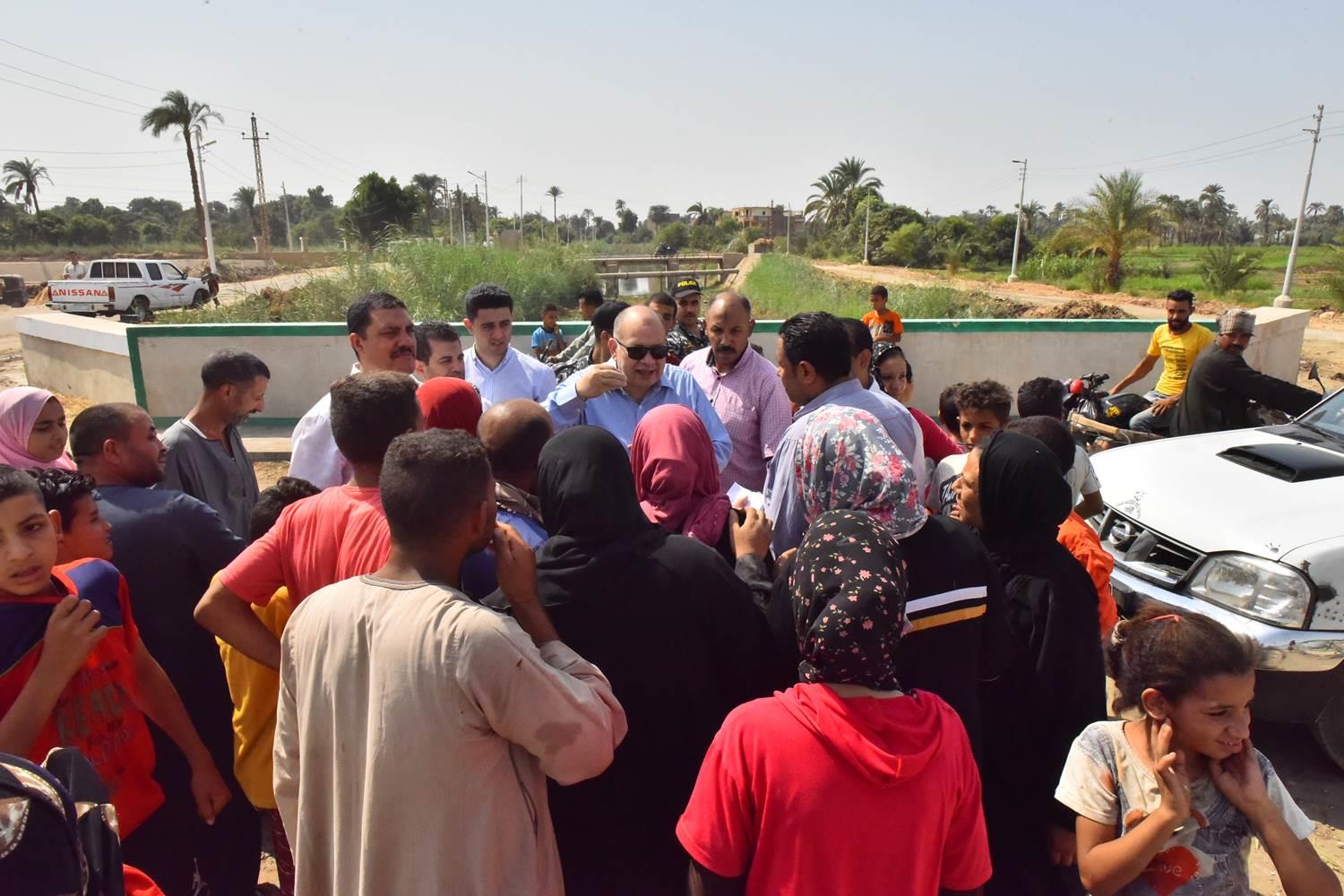 جانب من الجولات الميدانية للمحافظ