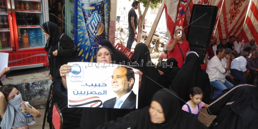 طوابير طويلة أمام مكاتب الشهر العقارى بالشرقية لرد الجميل للرئيس السيسي	