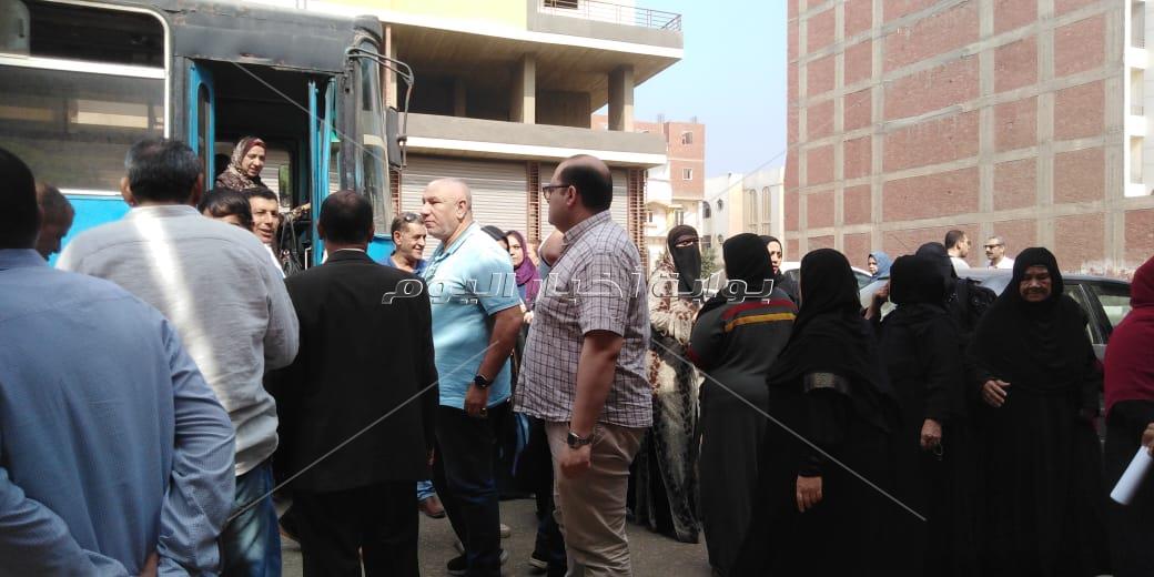 طوابير طويلة أمام مكاتب الشهر العقارى بالشرقية لرد الجميل للرئيس السيسي	