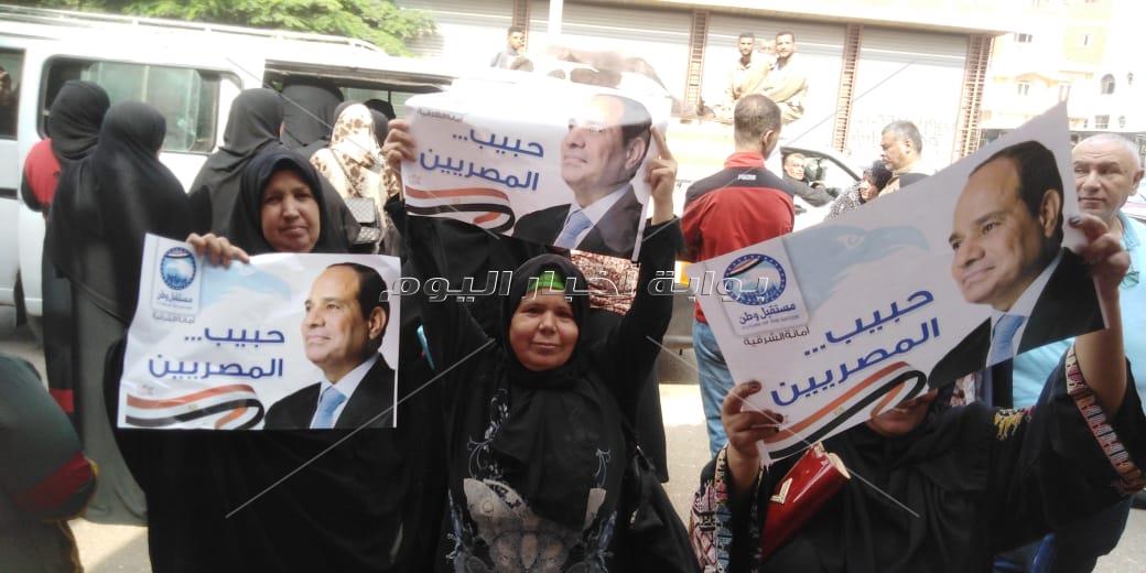 طوابير طويلة أمام مكاتب الشهر العقارى بالشرقية لرد الجميل للرئيس السيسي	
