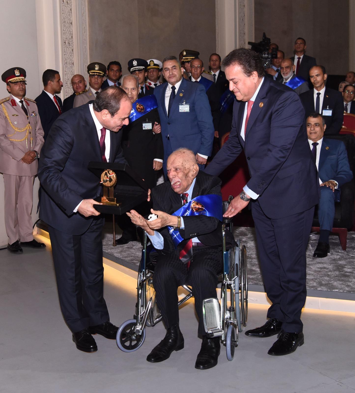 الرئيس يكرم عددا من أبطال مصر 2