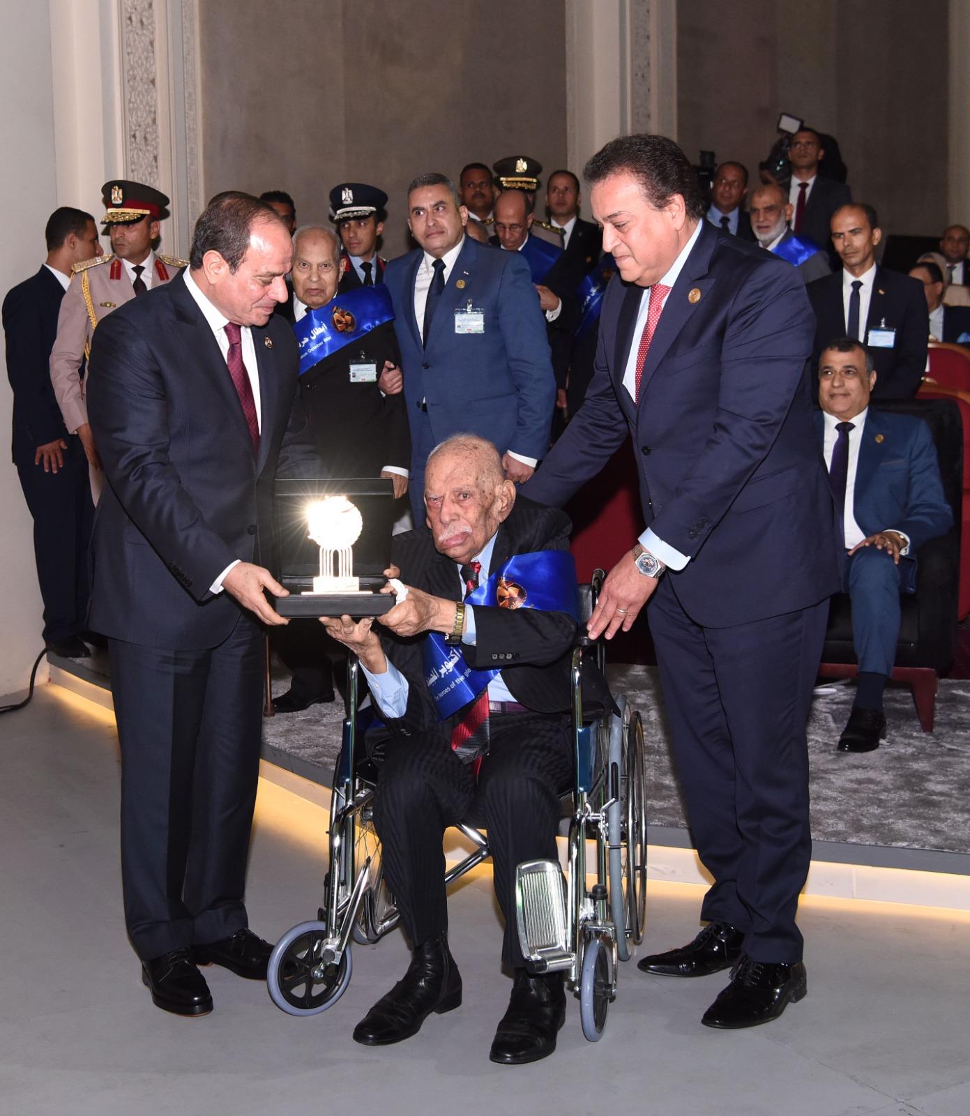 الرئيس يكرم عددا من أبطال مصر 2
