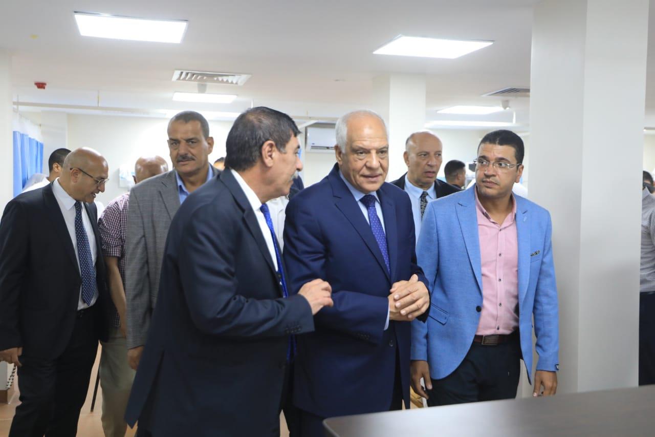 محافظة الجيزة خلال الجولة التفقدية لمستشفي أبو النمرس