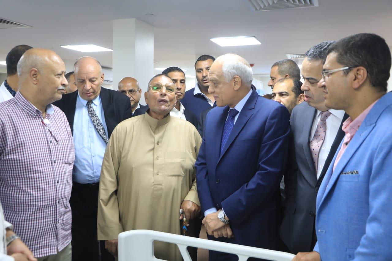 محافظة الجيزة خلال الجولة التفقدية لمستشفي أبو النمرس