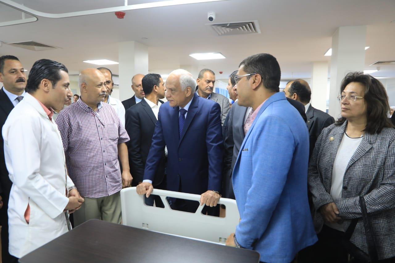 محافظة الجيزة خلال الجولة التفقدية لمستشفي أبو النمرس