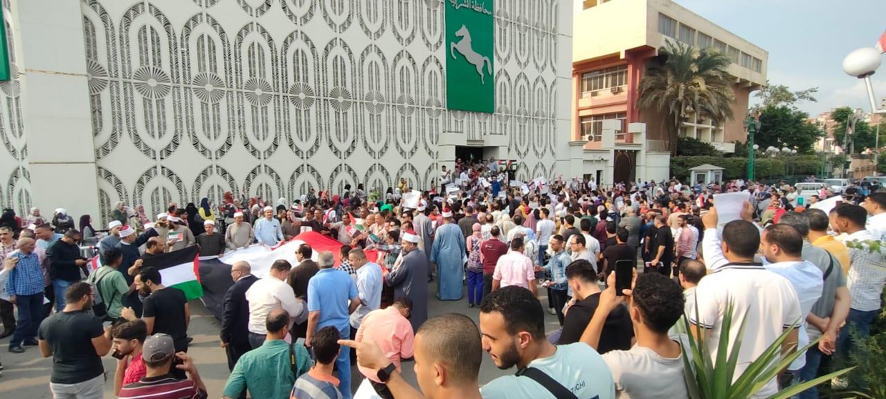 وقفة احتجاجية ضد العدوان الإسرائيلي علي غزة