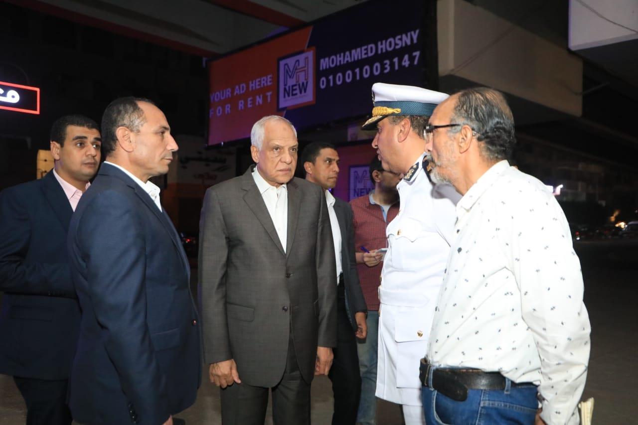 محافظ الجيزة يتابع التزام المحال والمنشات التجارية