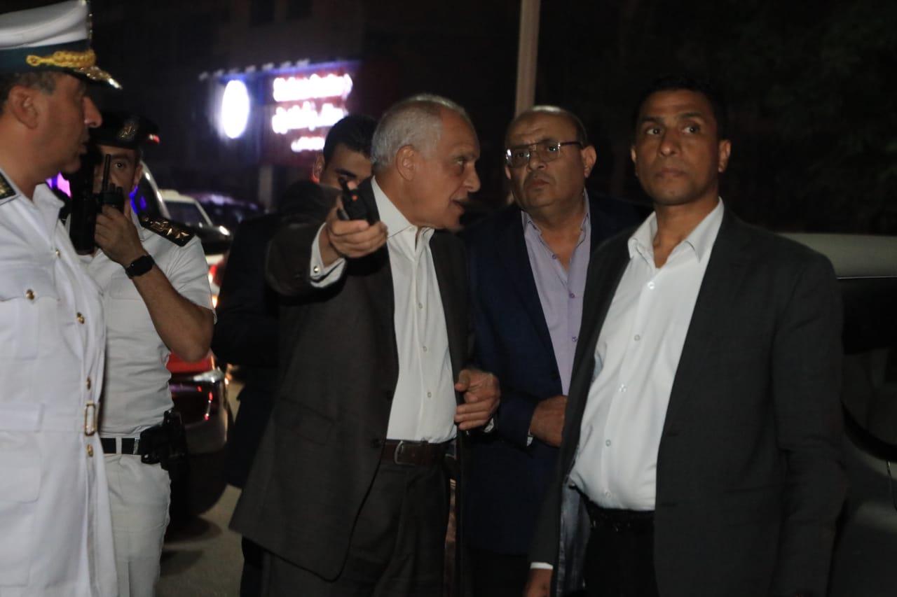 محافظ الجيزة يتابع التزام المحال والمنشات التجارية