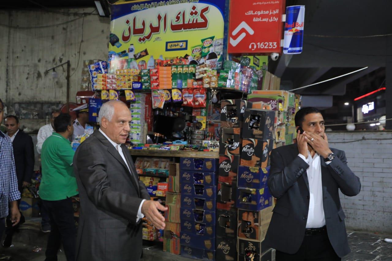 محافظ الجيزة يتابع التزام المحال والمنشات التجارية