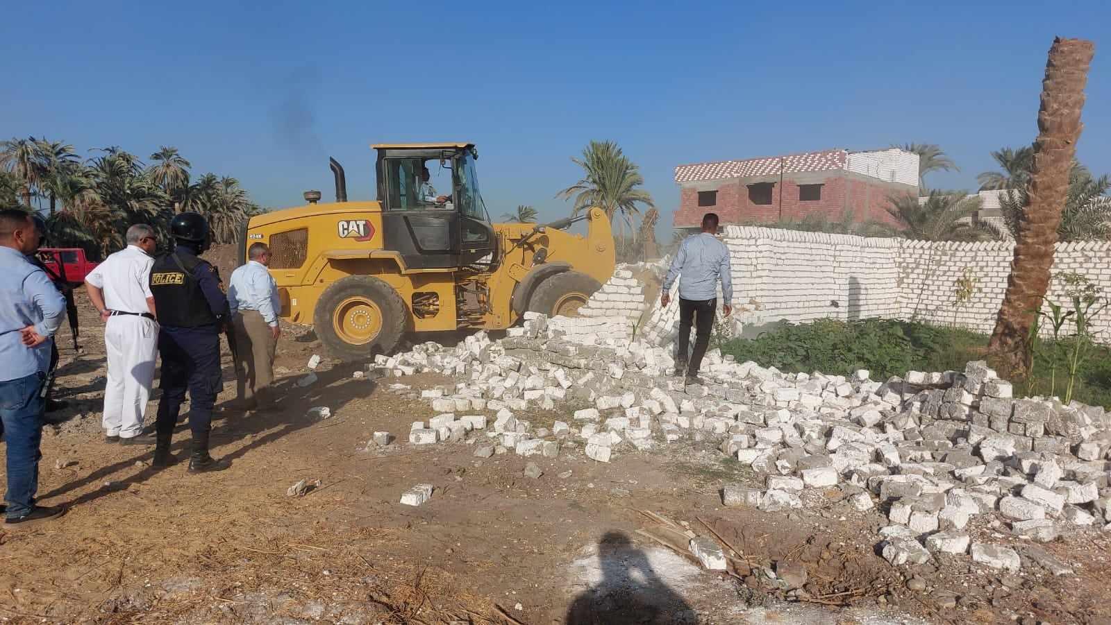 إزالة 71 حالة تعد على الأرض الزراعية خلال حملات مكبرة فى 6 مراكز بالمنيا