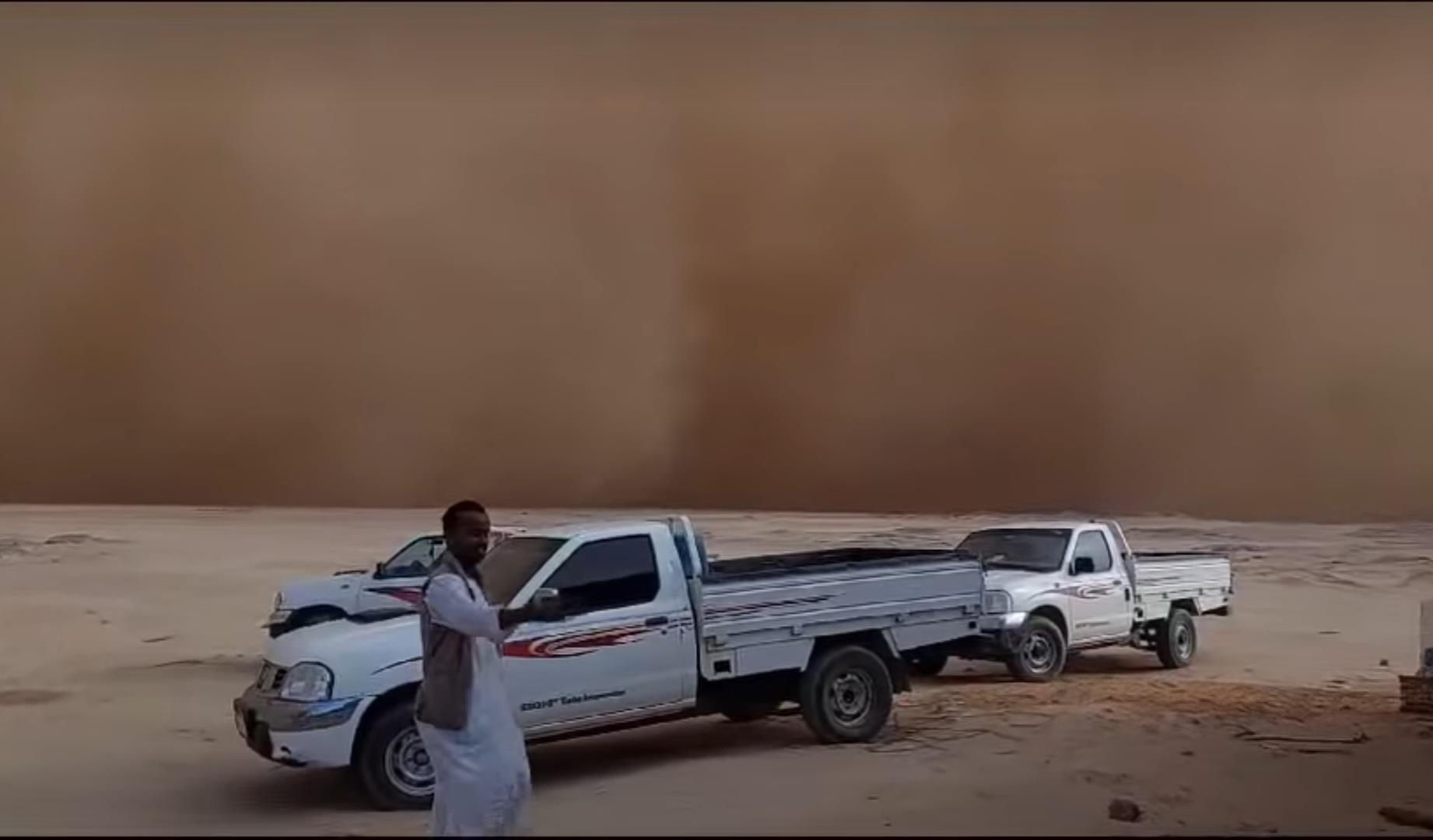 عاصفة ترابية تضرب حلايب وأمطار غزيرة 