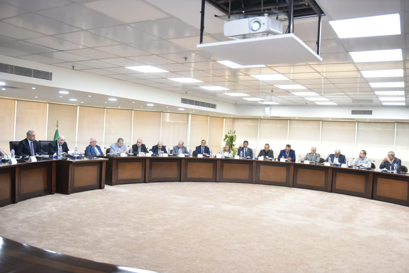 شحاته يزور  "مقاولي البناء والتشييد" ويدعوهم لطرح رؤيتهم لقانون العمل الجديد 