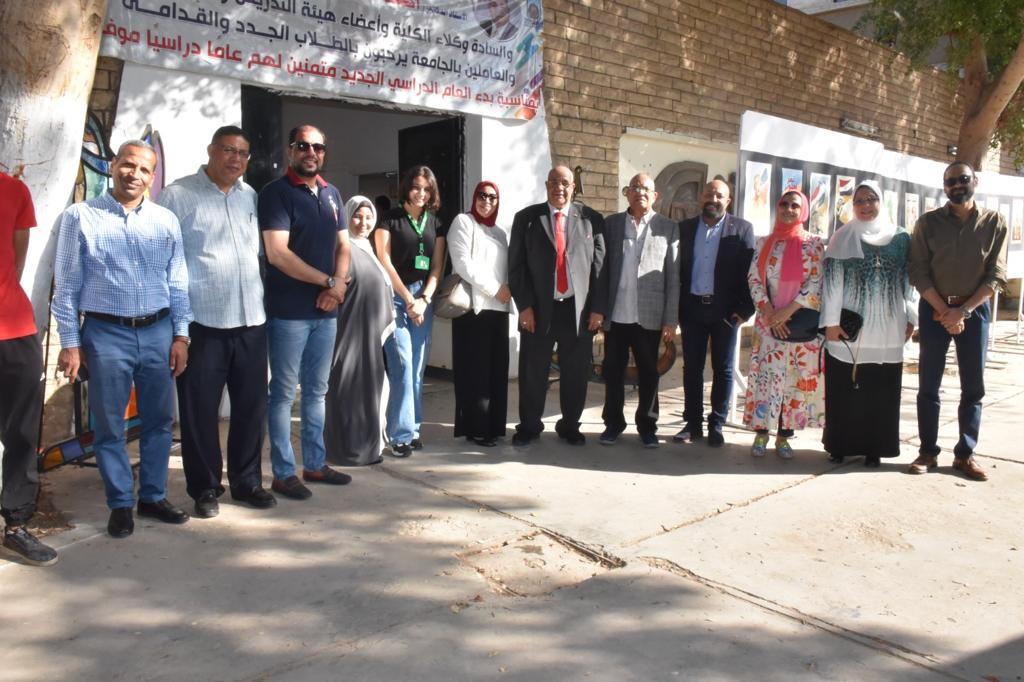 رئيس جامعة الأقصر يفتتح معرض ملابس للتخفيف عن كاهل الطلاب والطالبات