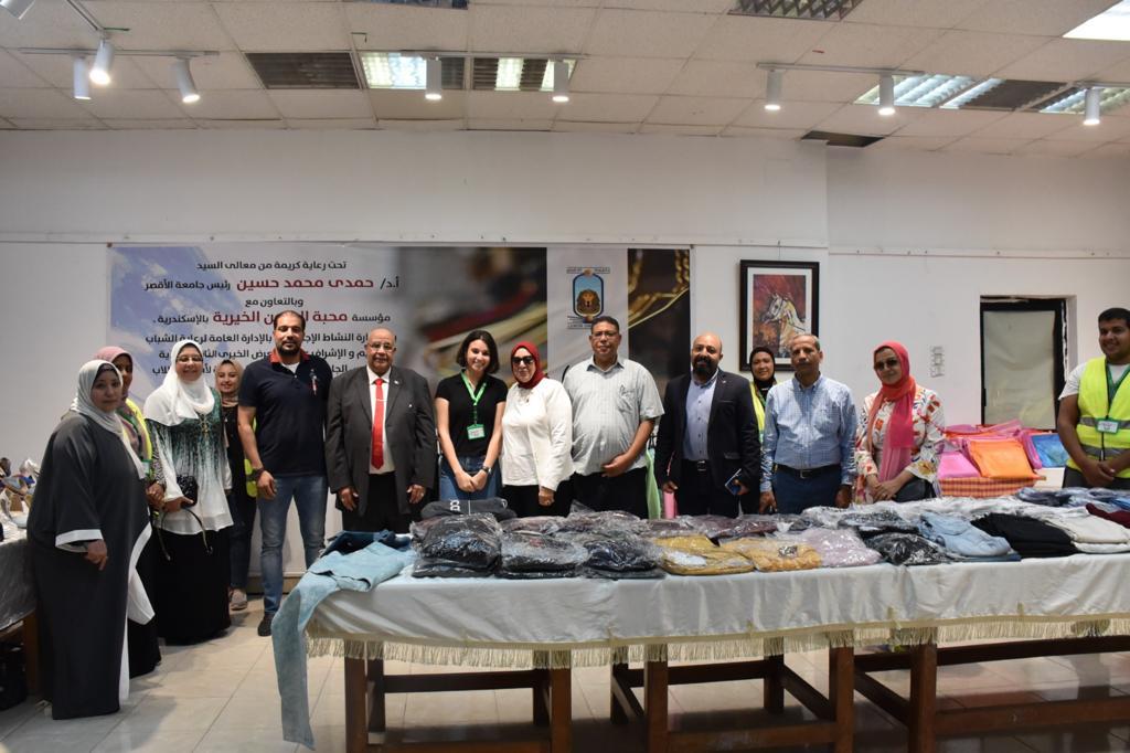رئيس جامعة الأقصر يفتتح معرض ملابس للتخفيف عن كاهل الطلاب والطالبات