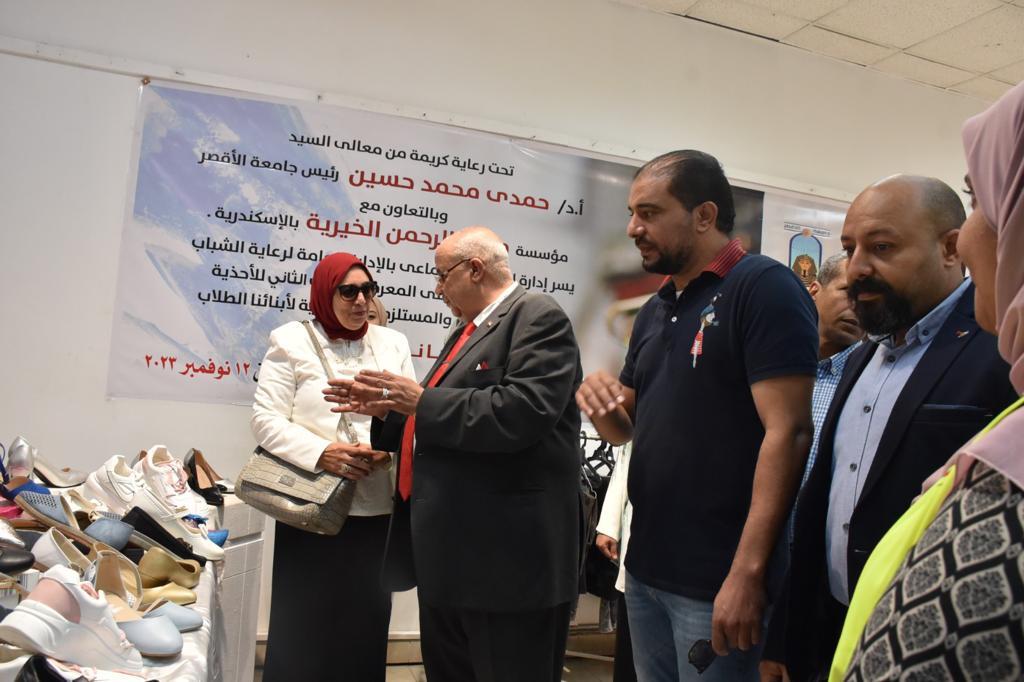 رئيس جامعة الأقصر يفتتح معرض ملابس للتخفيف عن كاهل الطلاب والطالبات