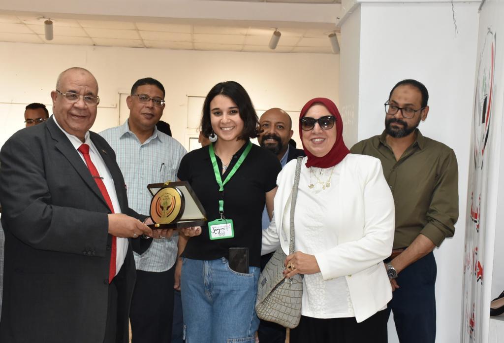 رئيس جامعة الأقصر يفتتح معرض ملابس للتخفيف عن كاهل الطلاب والطالبات