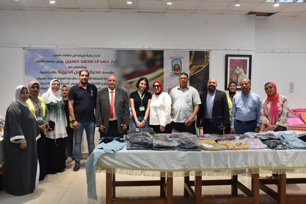رئيس جامعة الأقصر يفتتح معرض ملابس للتخفيف عن كاهل الطلاب والطالبات