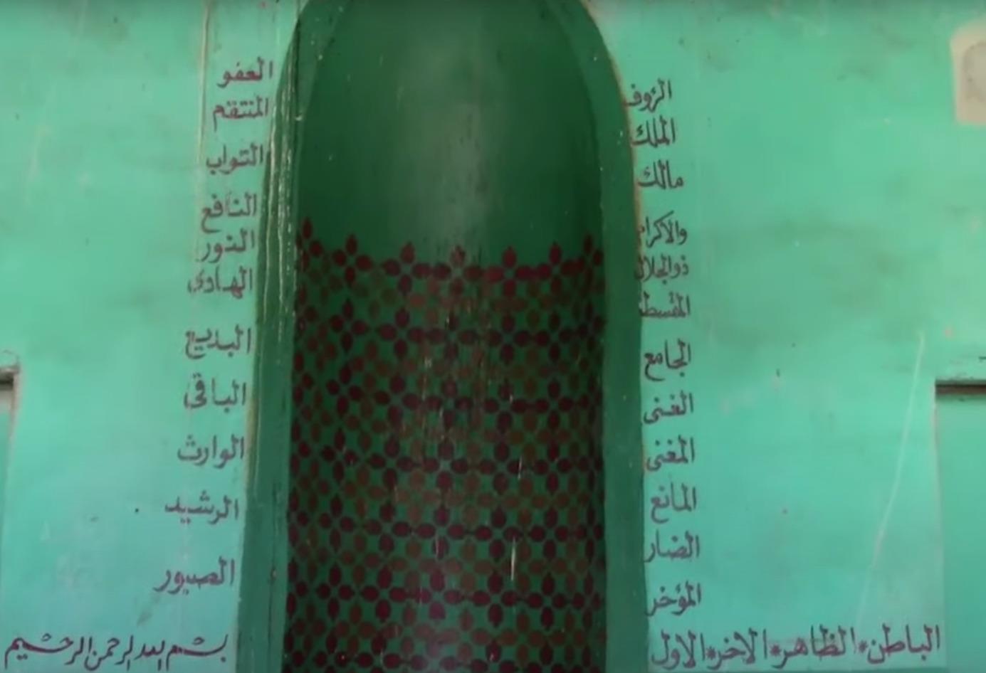 مقام وضريح محمد بن تميم الداري قبل سرقة اللوحات الأثرية
