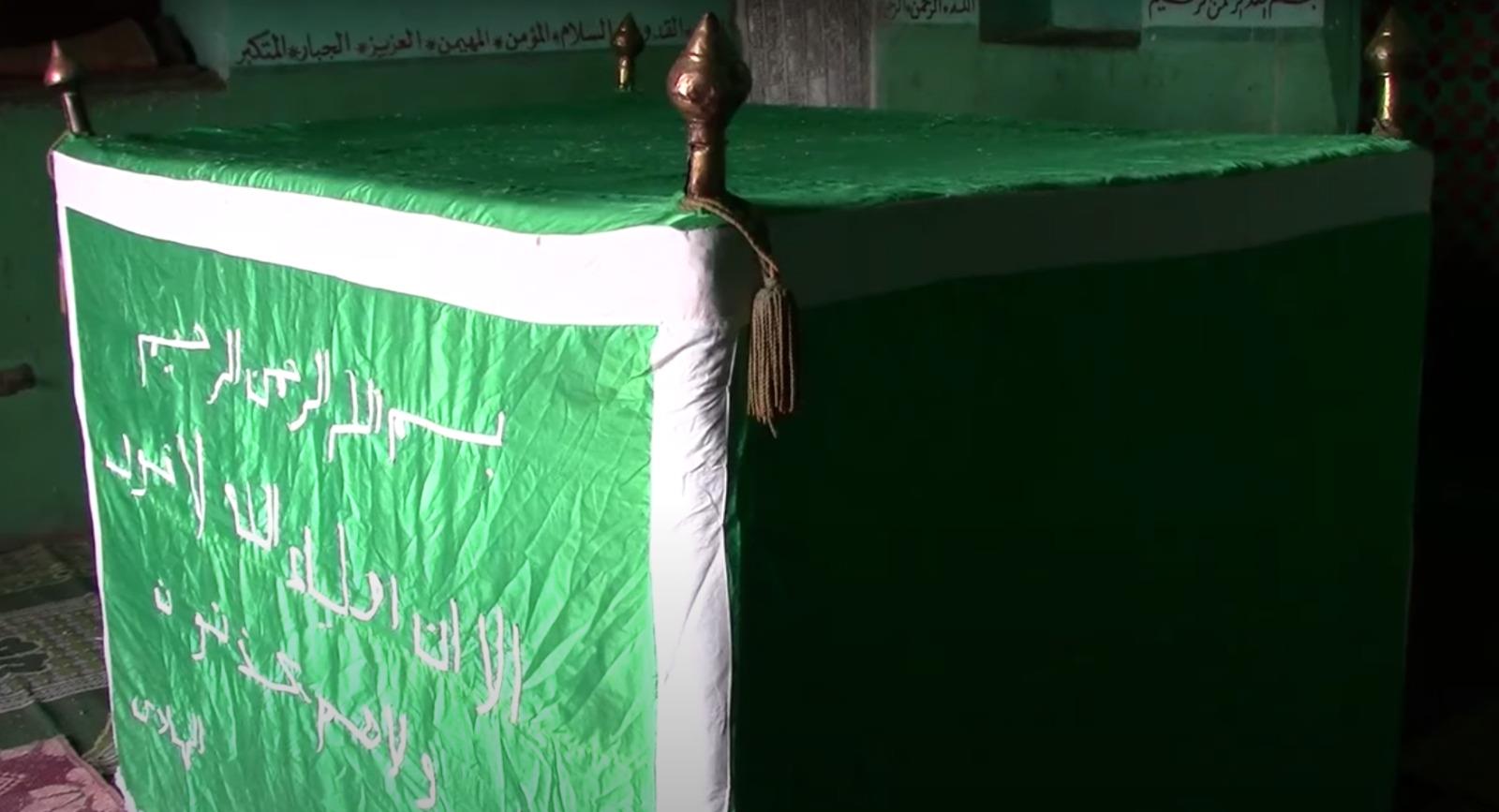 مقام وضريح محمد بن تميم الداري قبل سرقة اللوحات الأثرية