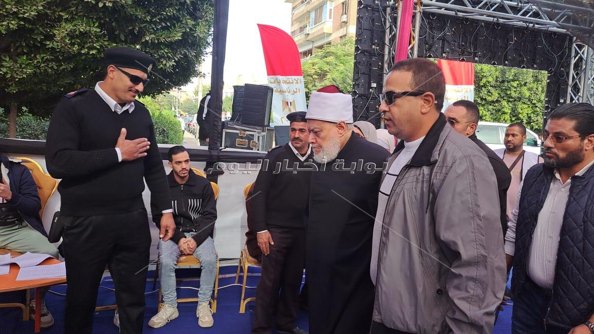 علي جمعة يدلي بصوته بمدرسة نهضة مصر بأكتوبر