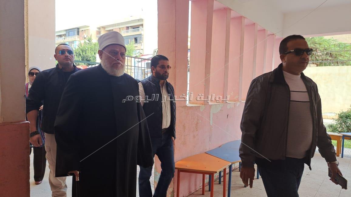 علي جمعة يدلي بصوته بمدرسة نهضة مصر بأكتوبر