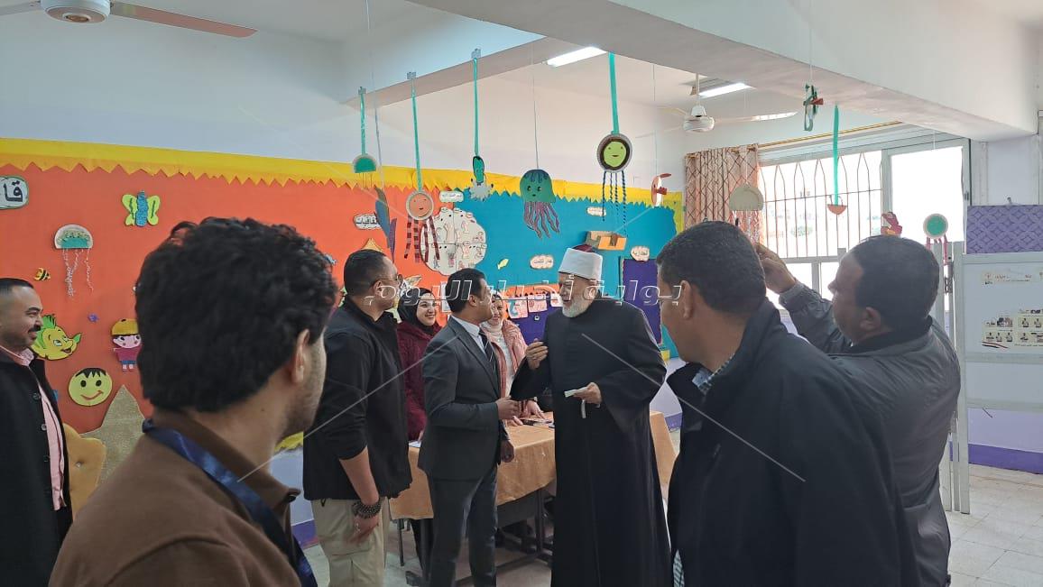 علي جمعة يدلي بصوته بمدرسة نهضة مصر بأكتوبر