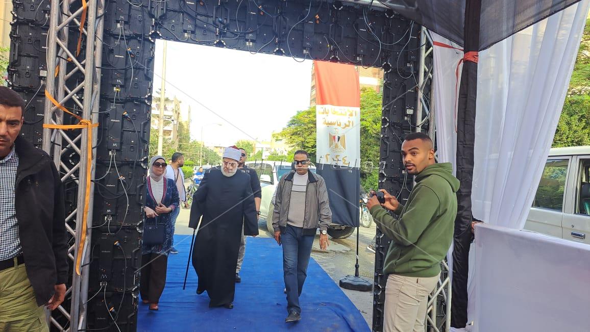 علي جمعة يدلي بصوته بمدرسة نهضة مصر بأكتوبر