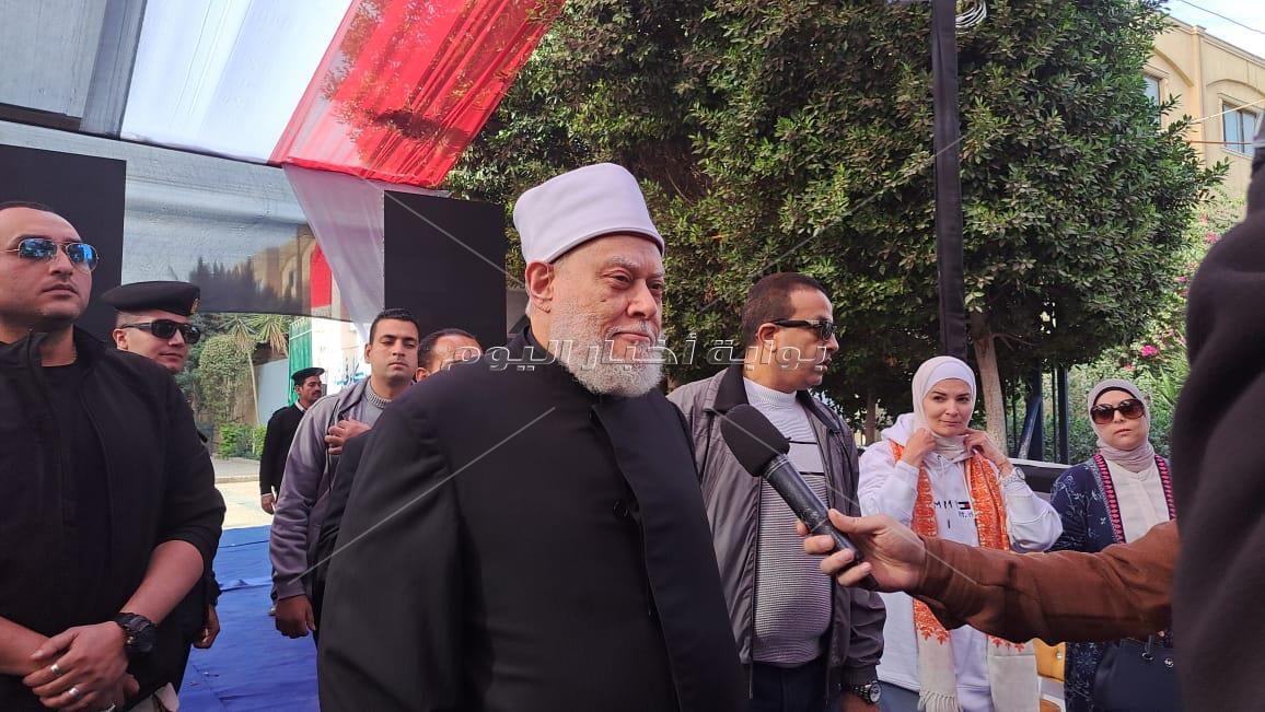 علي جمعة يدلي بصوته بمدرسة نهضة مصر بأكتوبر