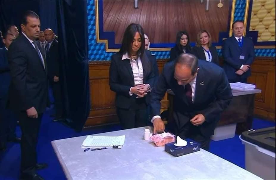 الرئيس السيسي يدلي بصوته في الانتخابات الرئاسية