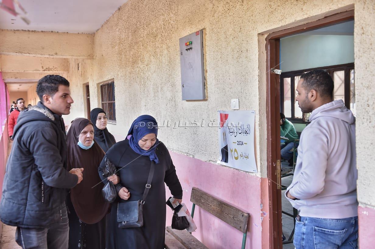 اللجان الانتخابية تتزين بطوابير الناخبين