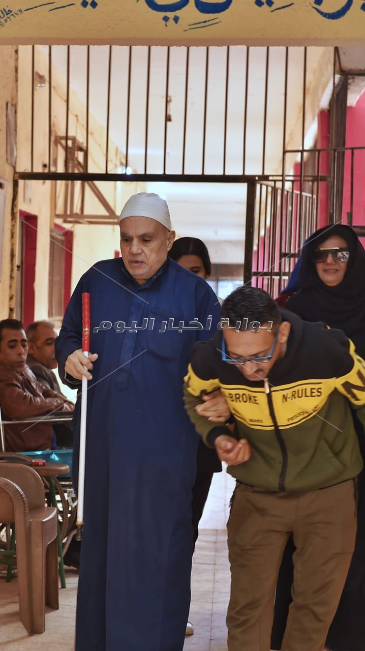 اللجان الانتخابية تتزين بطوابير الناخبين