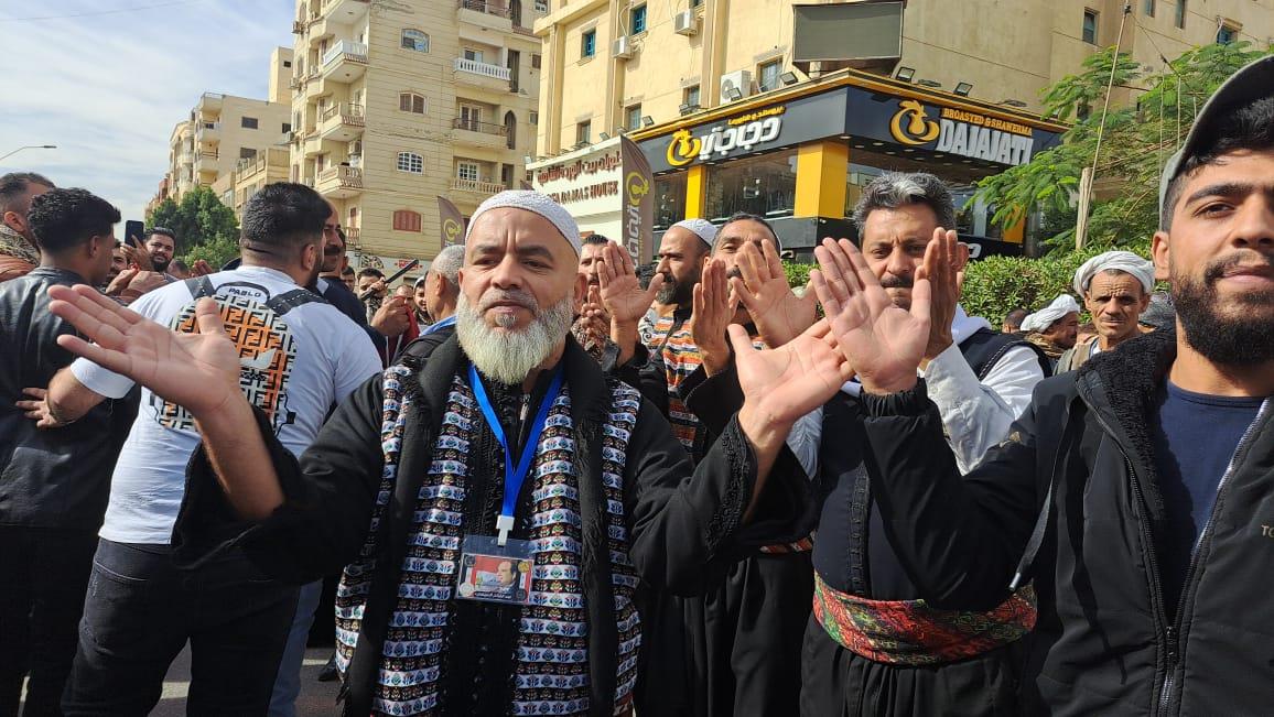 كبار السن والشباب يتصدرون المشهد بمحيط لجنة مدرسة جيل 2000 في أكتوبر