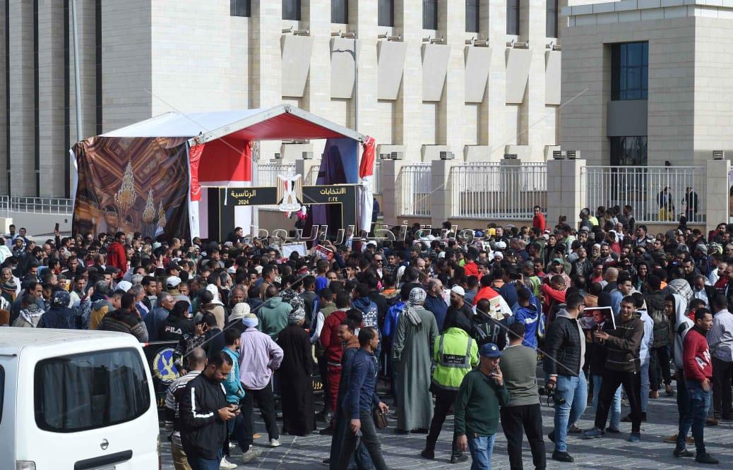 ازدحام شديد أمام لجنة انتخاب الحي الحكومي بالعاصمة الإدارية الجديدة 