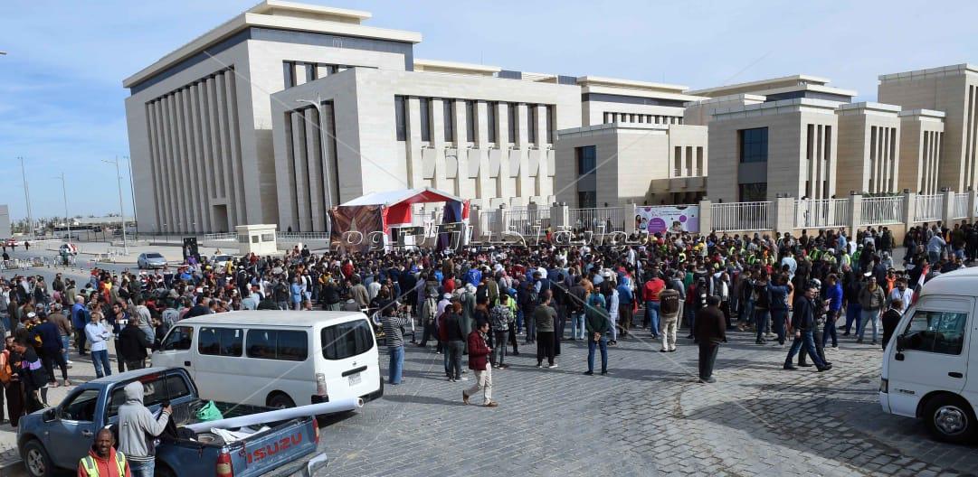 ازدحام شديد أمام لجنة انتخاب الحي الحكومي بالعاصمة الإدارية الجديدة 