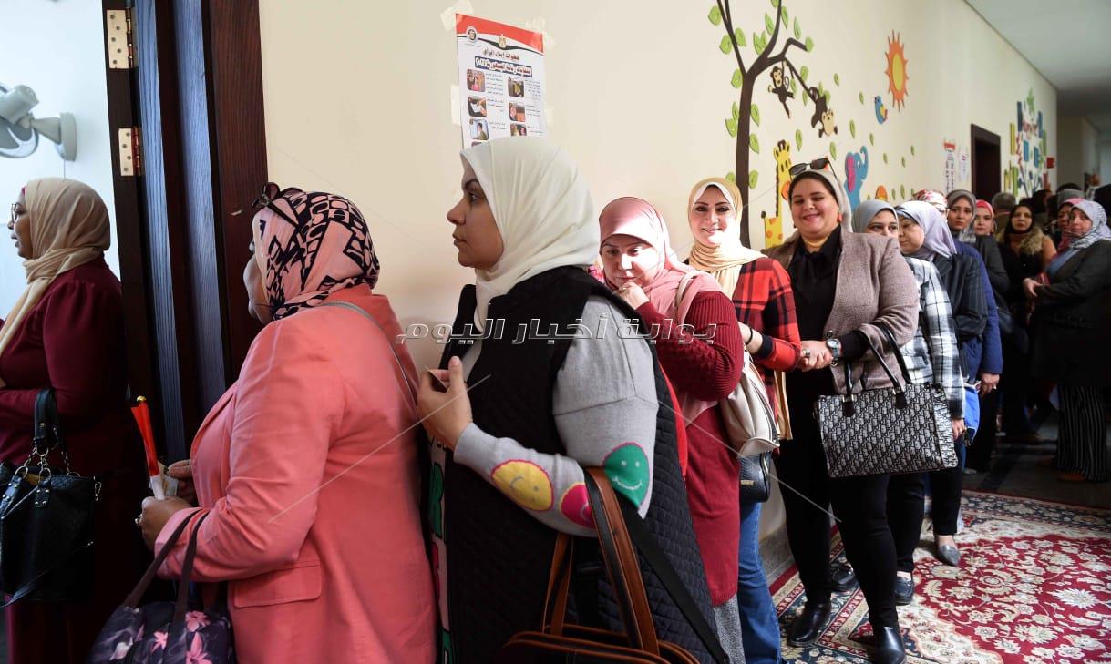 ازدحام شديد أمام لجنة انتخاب الحي الحكومي بالعاصمة الإدارية الجديدة 