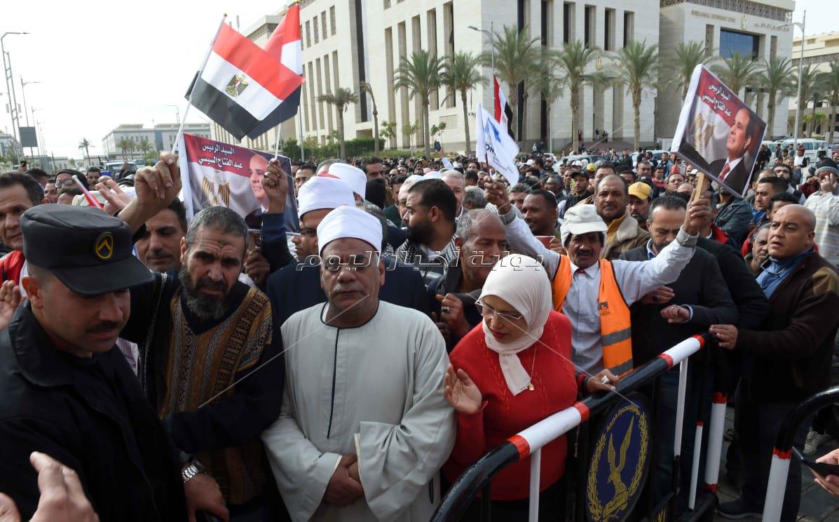 ازدحام شديد أمام لجنة انتخاب الحي الحكومي بالعاصمة الإدارية الجديدة 