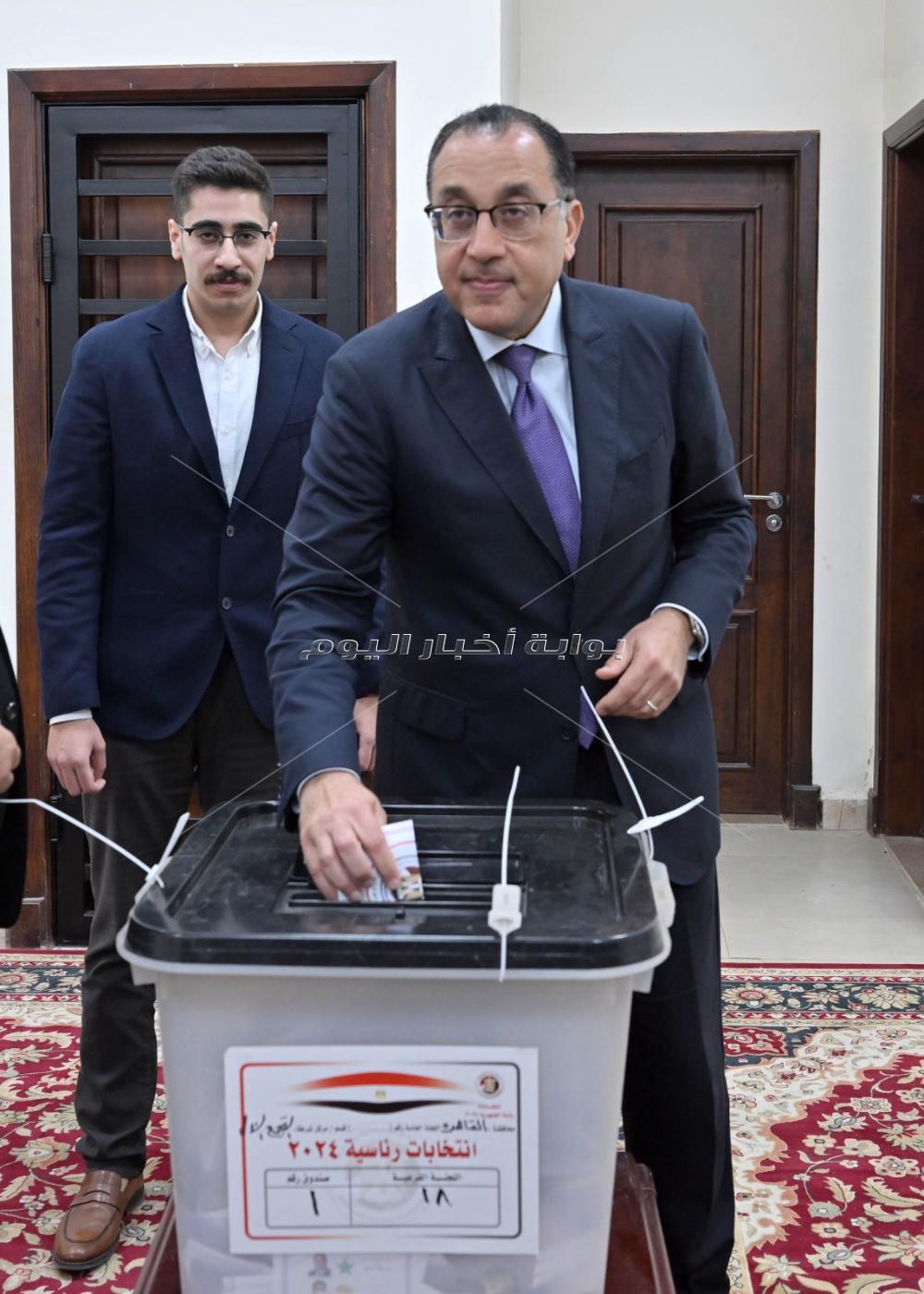 رئيس الوزراء يدلى بصوته بلجنة بالعاصمة الإدارية