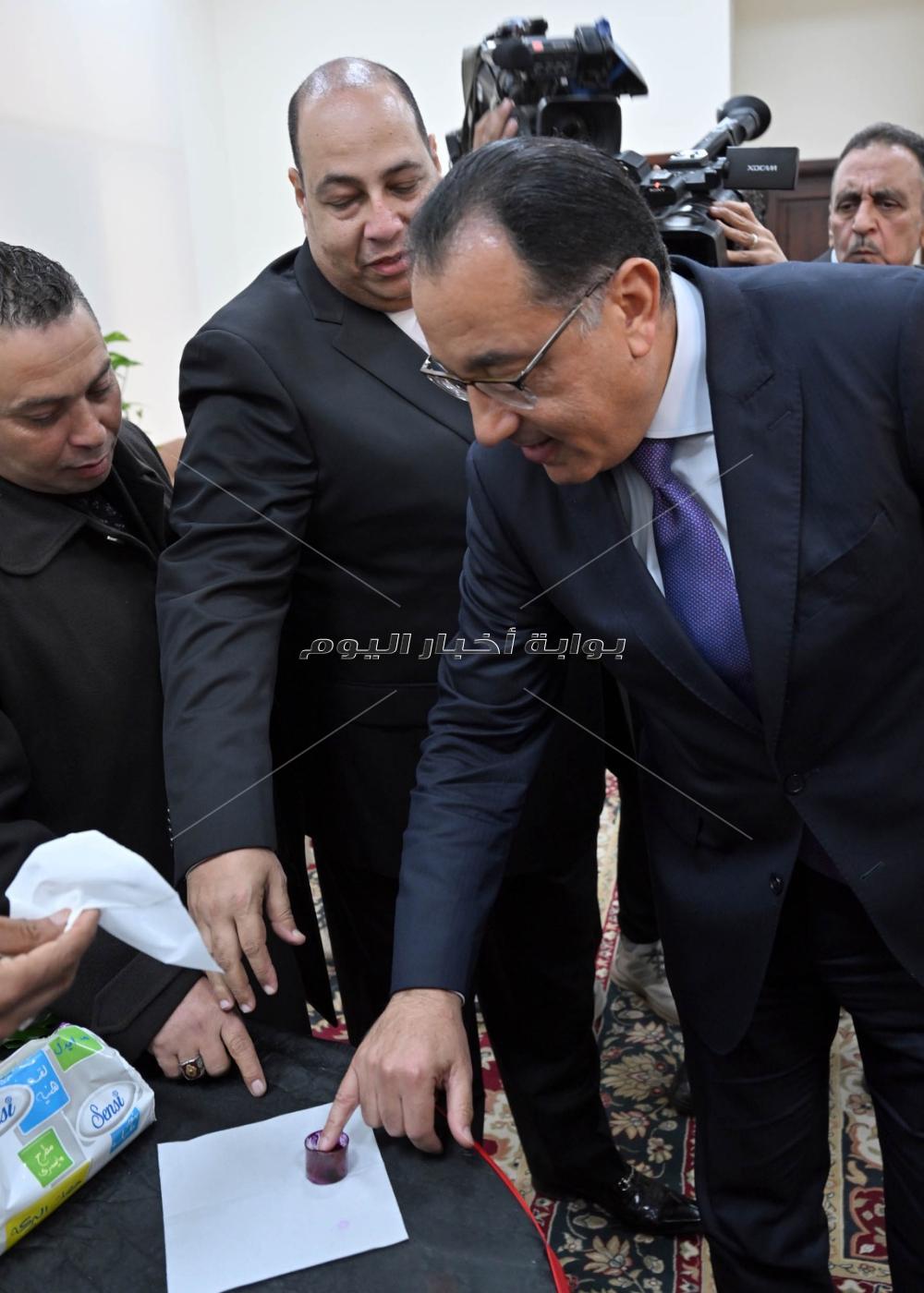 رئيس الوزراء يدلى بصوته بلجنة بالعاصمة الإدارية