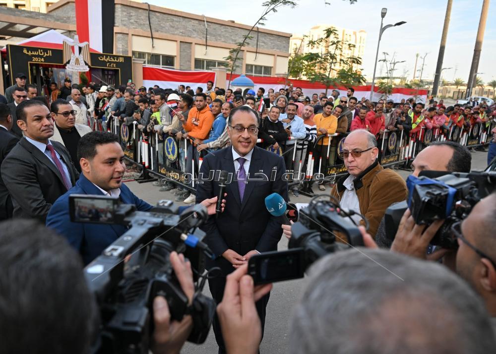 رئيس الوزراء يدلى بصوته بلجنة بالعاصمة الإدارية