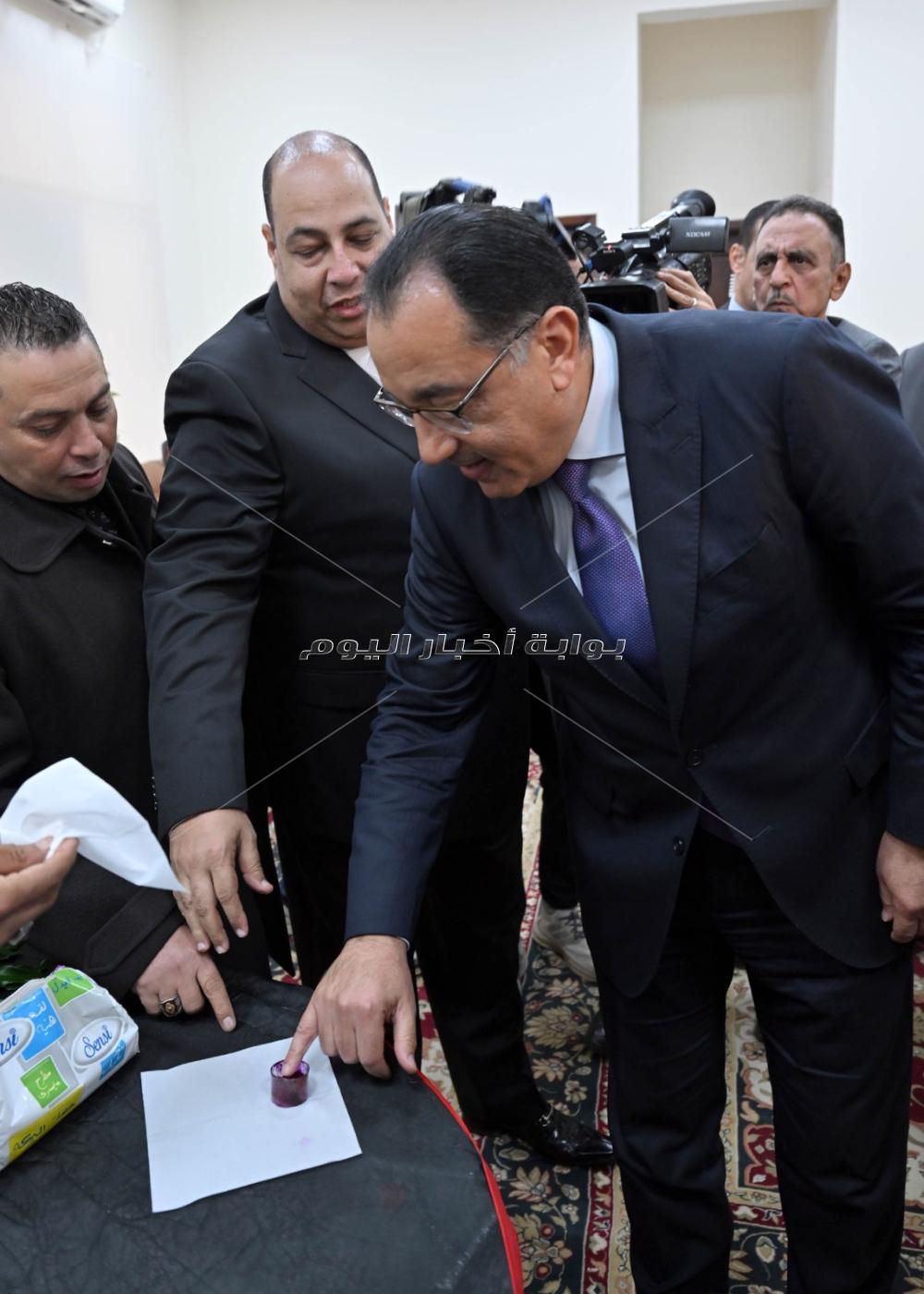 رئيس الوزراء يدلى بصوته بلجنة بالعاصمة الإدارية