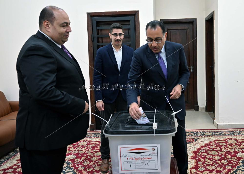 رئيس الوزراء يدلى بصوته بلجنة بالعاصمة الإدارية