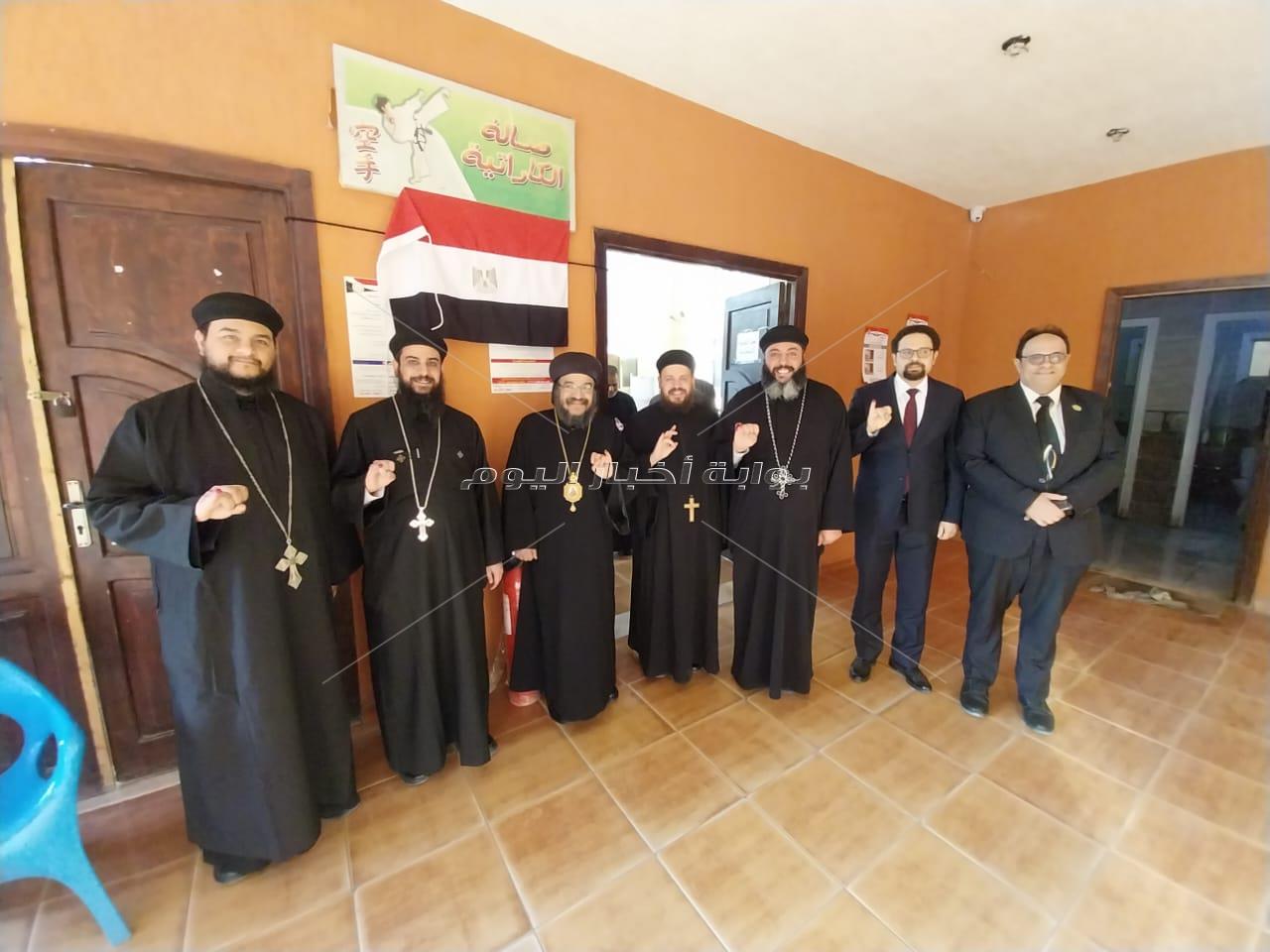 الأنبا بافلي وكهنة المتنزه بالاسكندرية يدلون بأصواتهم في الانتخابات الرئاسية