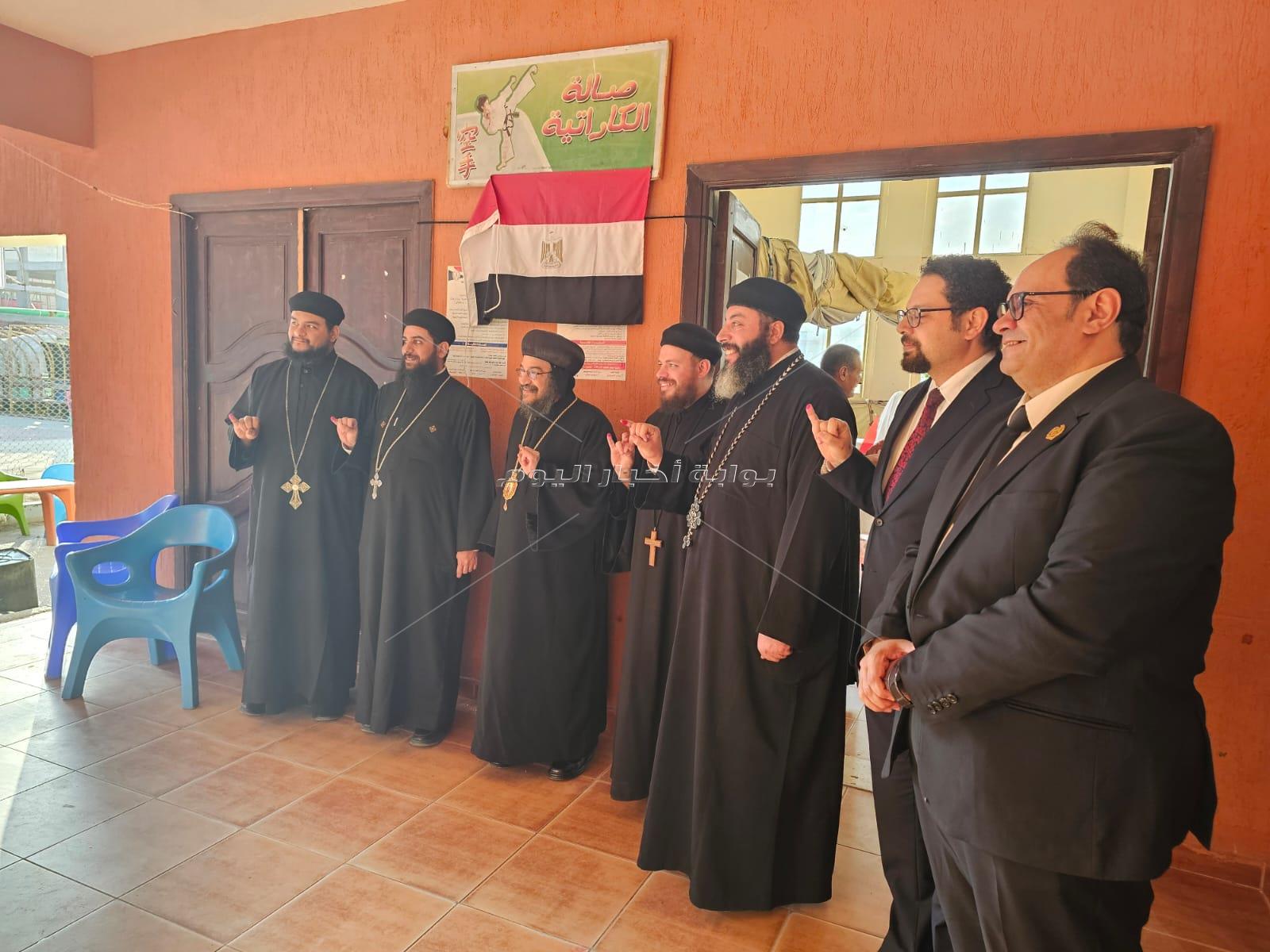 الأنبا بافلي وكهنة المتنزه بالاسكندرية يدلون بأصواتهم في الانتخابات الرئاسية