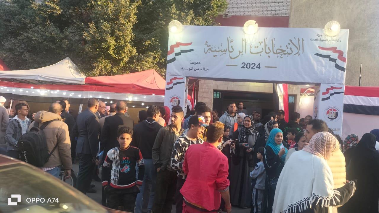 إقبالا كبيراً من الناخبين على اللجان الانتخابية للإدلاء بأصواتهم