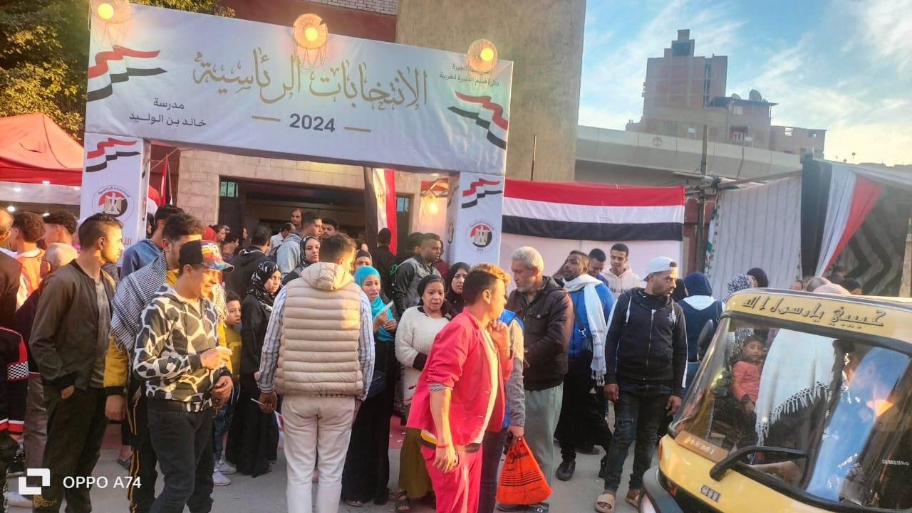 إقبالا كبيراً من الناخبين على اللجان الانتخابية للإدلاء بأصواتهم